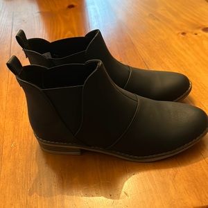 Brand new rocket dog ankle booties